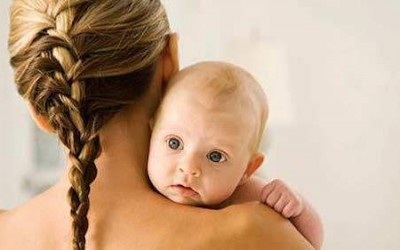 Vypadávání vlasů po porodu: Příčiny a účinná řešení